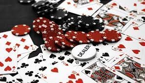 Dealer profesional senior4d bermain blackjack live di studio berkamera tinggi